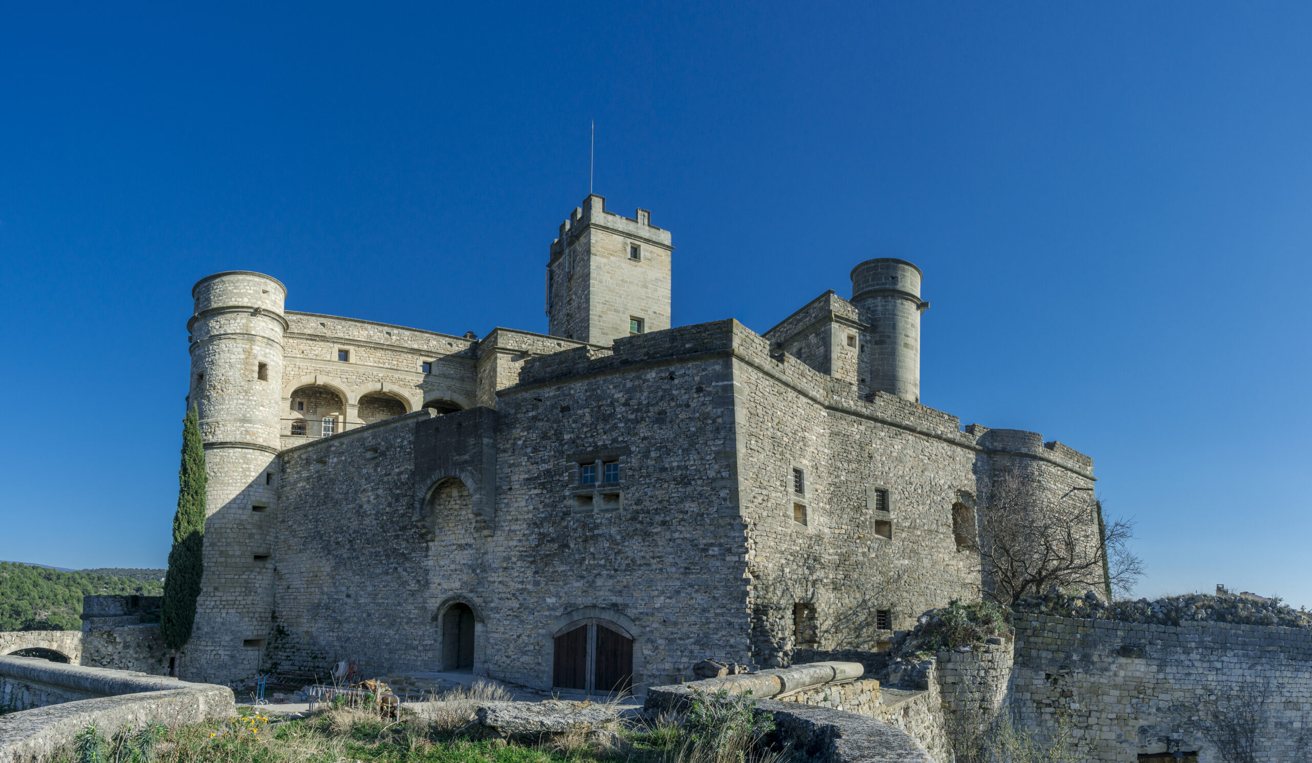 Une Distillerie De Whisky Au Château Du Barroux - Site Presse Tourisme ...